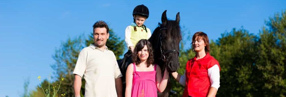 family with horse. jpg e1590590601154